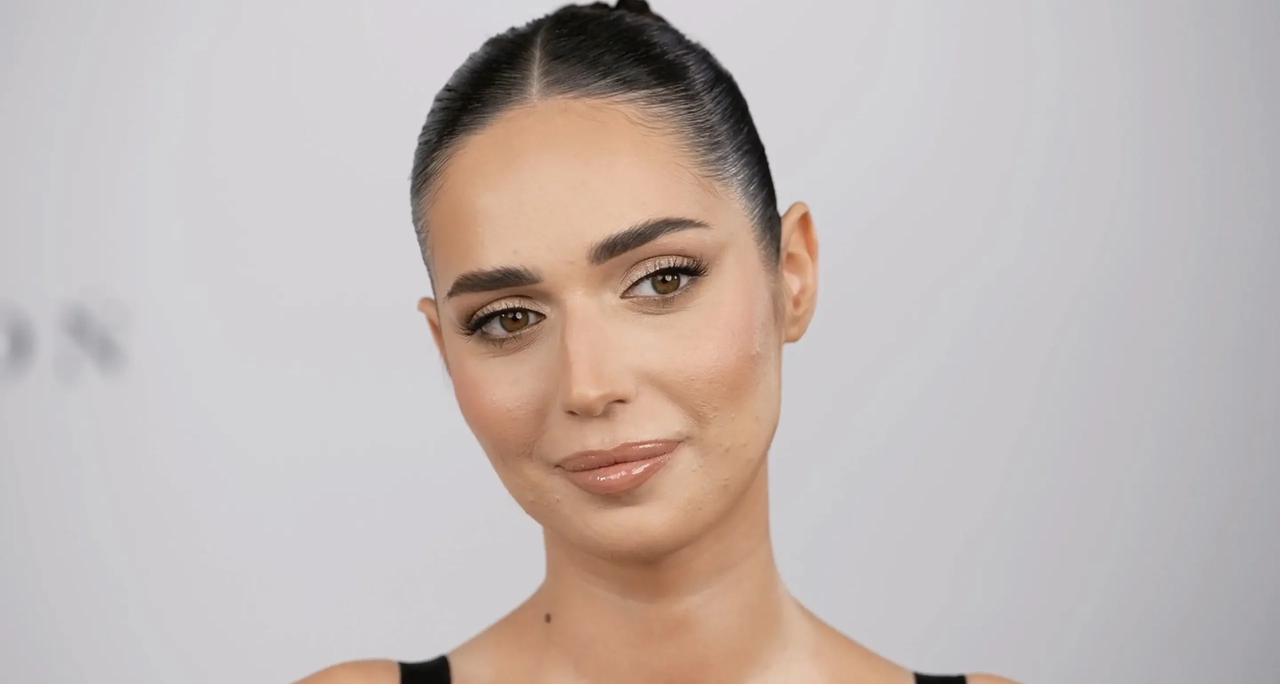 Efekt końcowy makijażu cery problematycznej – naturalne krycie i świeczne wykończenie