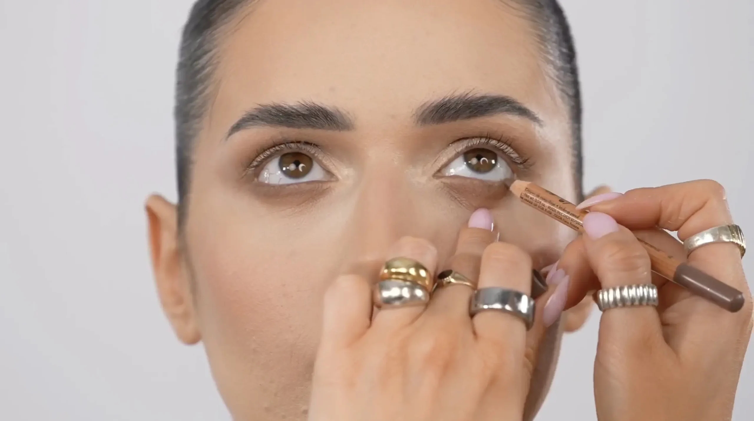Korekta okolicy oka przy cerze problematycznej – technika makijażu bez efektu maski