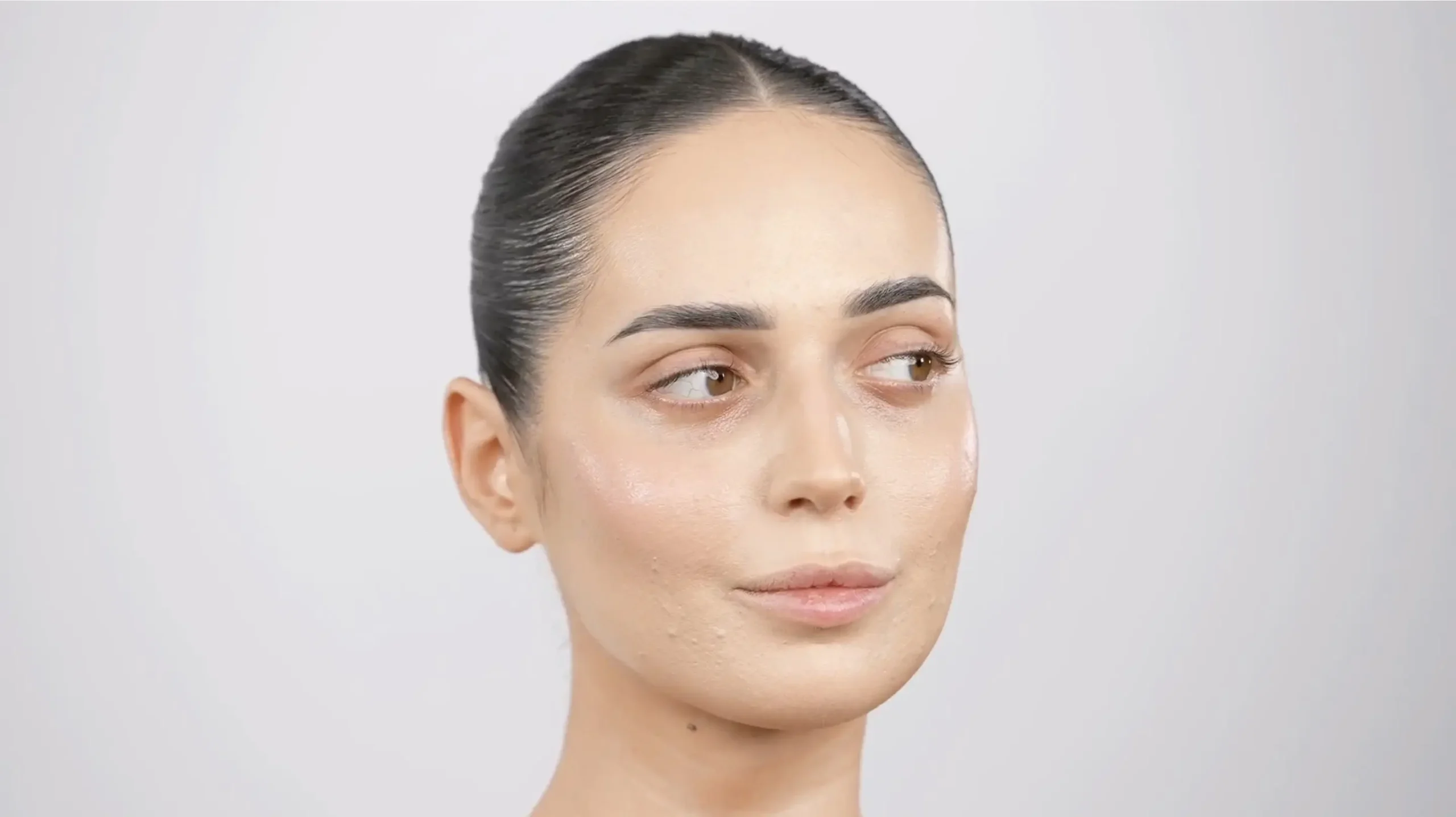 Cera problematyczna przed wykonaniem makijażu – widoczne niedoskonałości i struktura skóry